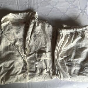 La vie en rose new with tags long sleeve PJ set. Size XS.